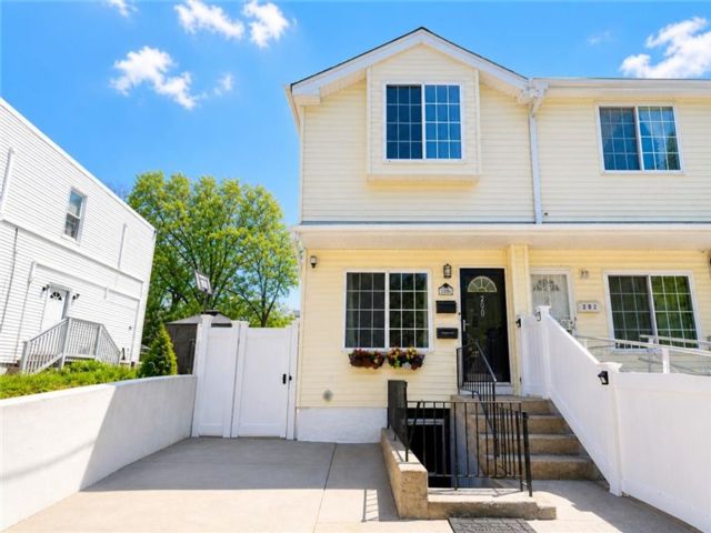  3 BR,  3.00 BTH &nbsp;Single family style home in Rosebank