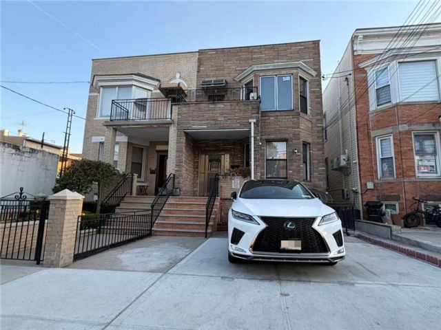 7 BR,  0.00 BTH &nbsp;Multi-family style home in Dyker Heights
