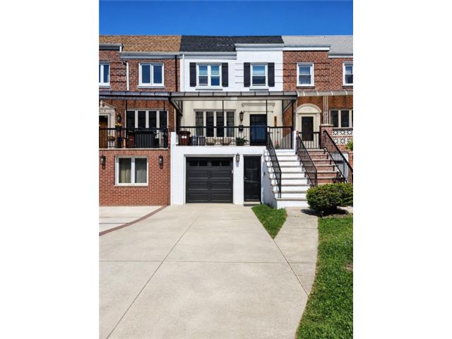  3 BR,  3.00 BTH &nbsp;Single family style home in Dyker Heights