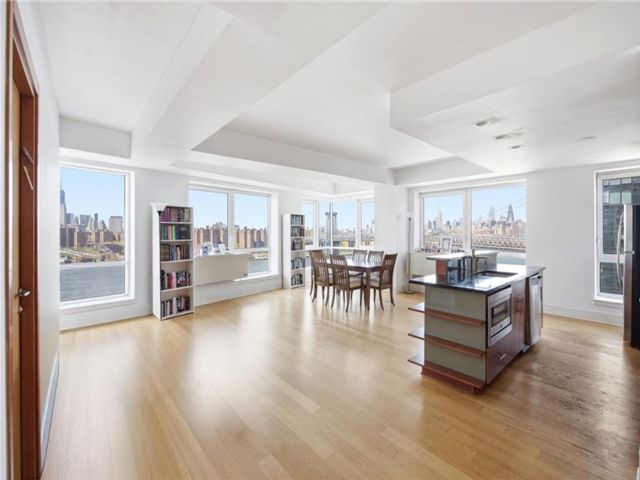  3 BR,  2.00 BTH &nbsp;Condominium style home in Williamsburg