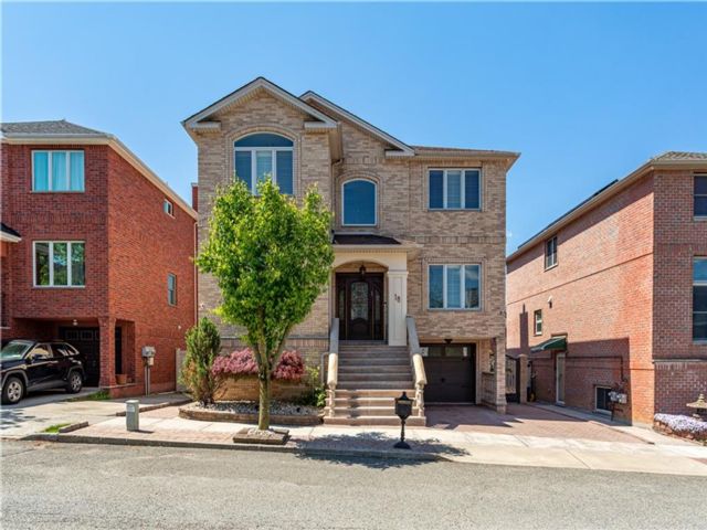  5 BR,  4.00 BTH &nbsp;Multi-family style home in New Springville
