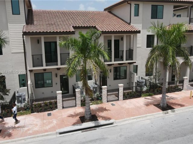  3 BR,  3.50 BTH &nbsp;Townhouse style home in Medley