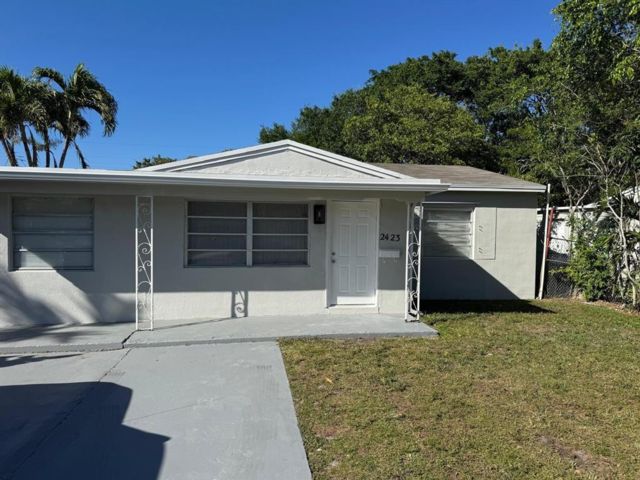 4 BR,  2.00 BTH &nbsp; style home in Hollywood