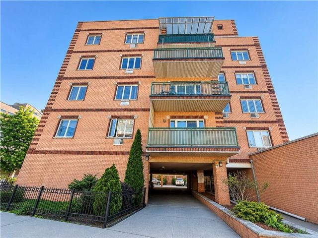  2 BR,  2.00 BTH &nbsp;Condominium style home in Brighton Beach