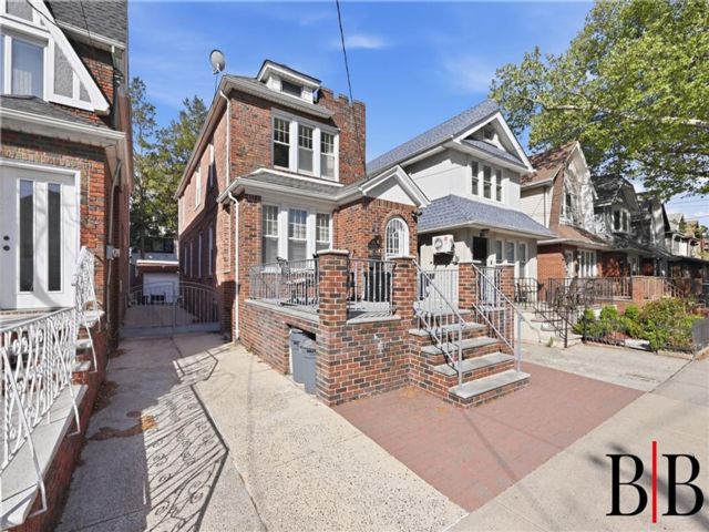  3 BR,  3.00 BTH &nbsp;Single family style home in Marine Park