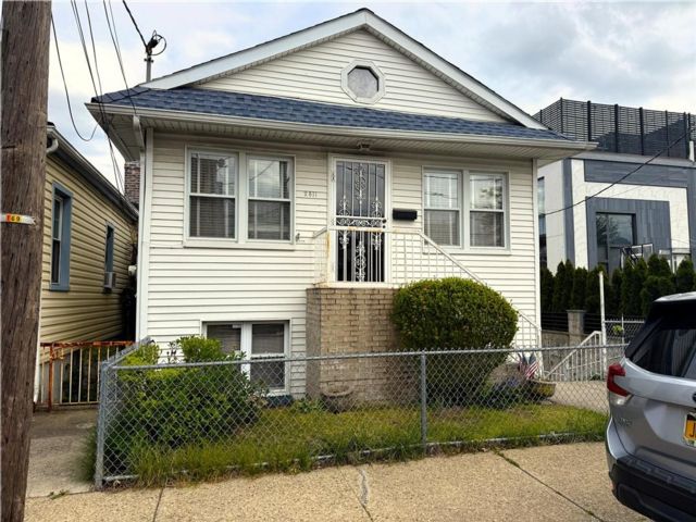  2 BR,  2.00 BTH &nbsp;Multi-family style home in Sheepshead Bay