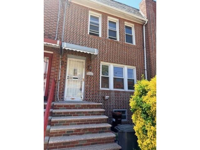  3 BR,  2.00 BTH &nbsp;Single family style home in Marine Park