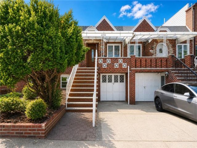  4 BR,  3.00 BTH &nbsp;Single family style home in Sheepshead Bay