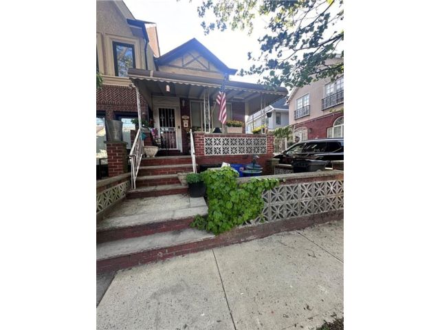  3 BR,  3.00 BTH &nbsp;Single family style home in Gravesend
