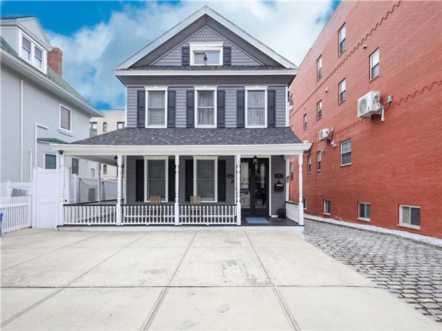  4 BR,  3.00 BTH &nbsp;Single family style home in Bay Ridge