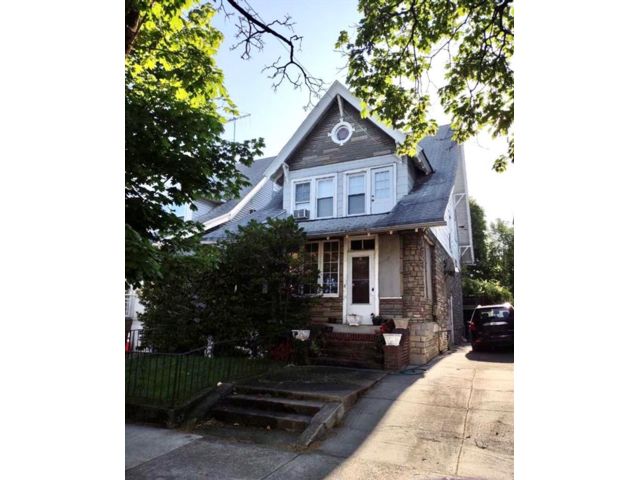  3 BR,  2.00 BTH &nbsp;Single family style home in Midwood