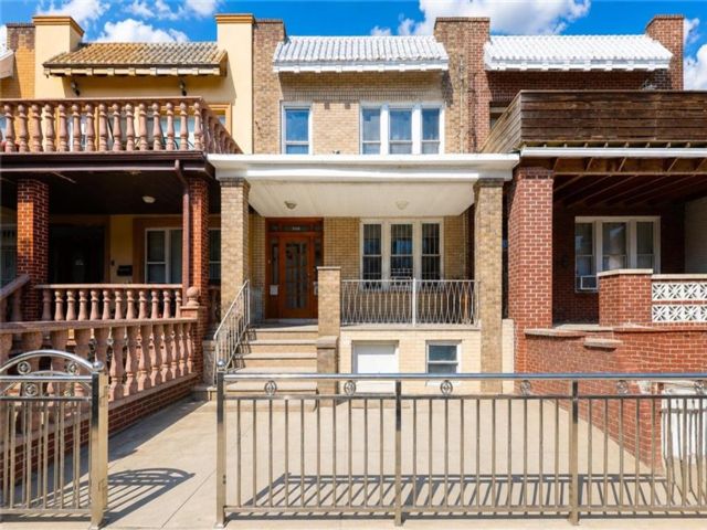  8 BR,  2.00 BTH &nbsp;Multi-family style home in Bensonhurst