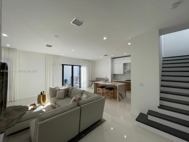  3 BR,  4.00 BTH &nbsp; style home in Medley