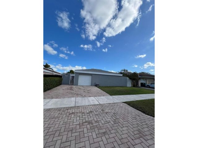 3 BR,  2.00 BTH &nbsp;Other style home in Miami