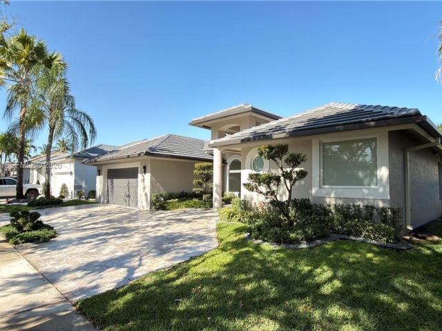  5 BR,  3.00 BTH &nbsp; style home in Weston