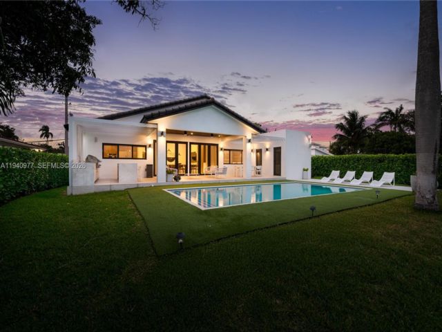  5 BR,  5.50 BTH &nbsp; style home in Miami