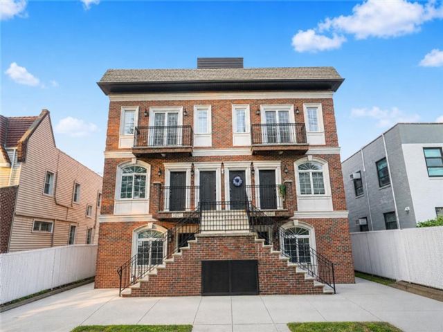  3 BR,  2.00 BTH &nbsp;Condominium style home in Dyker Heights