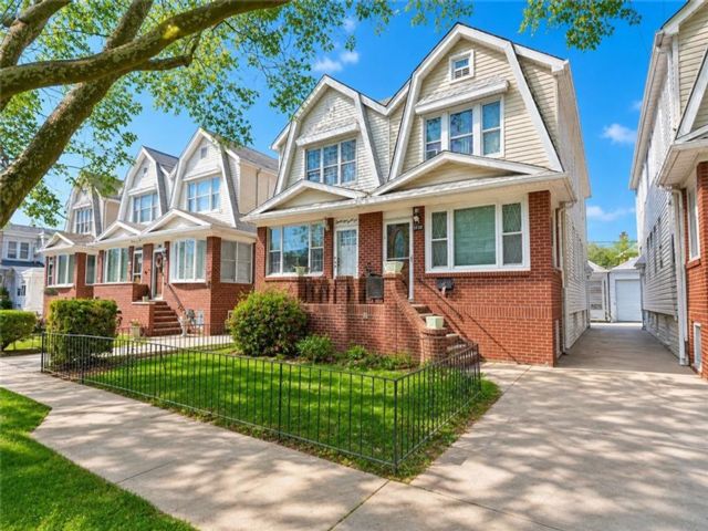  3 BR,  3.00 BTH &nbsp;Single family style home in Marine Park