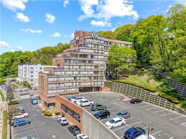  1 BR,  1.00 BTH &nbsp;Condominium style home in Grymes Hill