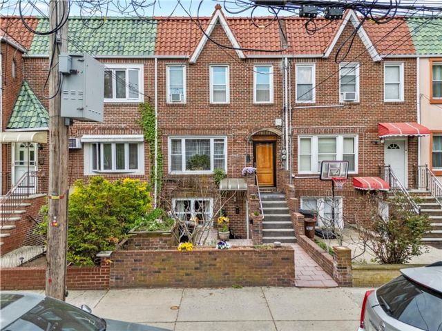  4 BR,  3.00 BTH &nbsp;Multi-family style home in Marine Park