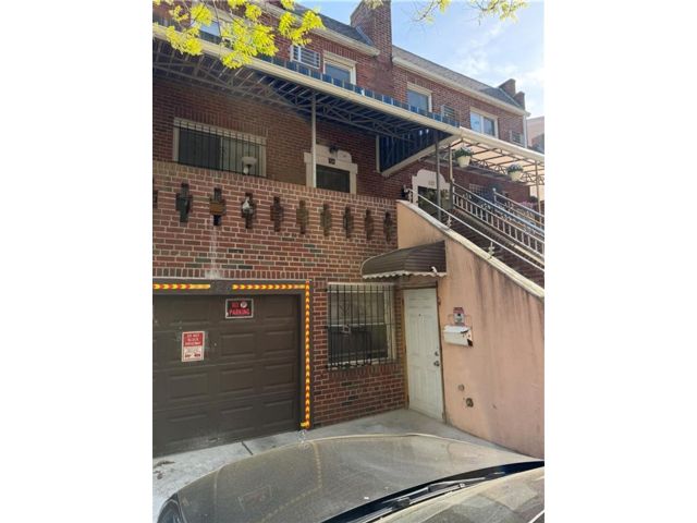Studio,  0.00 BTH &nbsp;Multi-family style home in Brighton Beach