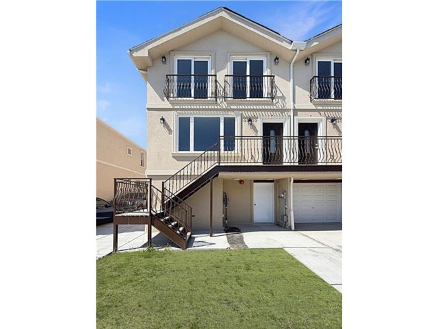  3 BR,  3.00 BTH &nbsp;Single family style home in Seagate