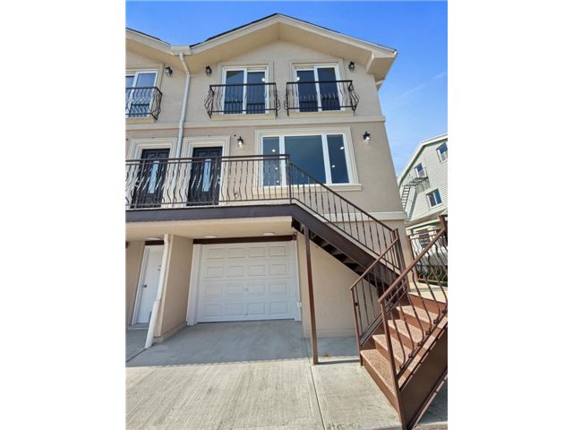  3 BR,  3.00 BTH &nbsp;Single family style home in Seagate