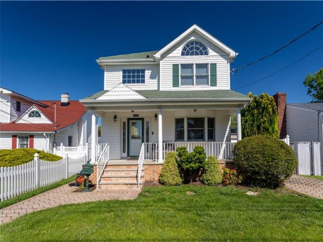  3 BR,  4.00 BTH &nbsp;Single family style home in Oakwood