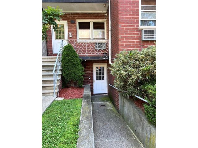  1 BR,  1.00 BTH &nbsp;Condominium style home in Brighton Beach