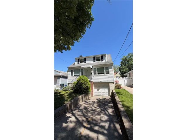  4 BR,  2.00 BTH &nbsp;Single family style home in Castleton Corner