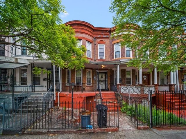  4 BR,  2.00 BTH &nbsp;Single family style home in East New York