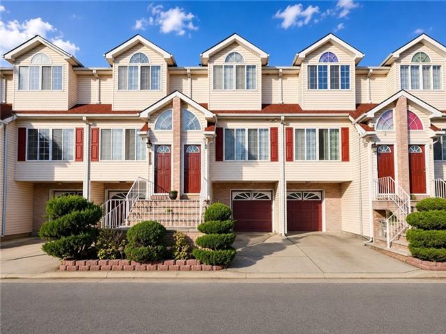  3 BR,  0.00 BTH &nbsp;Multi-family style home in Arden Heights