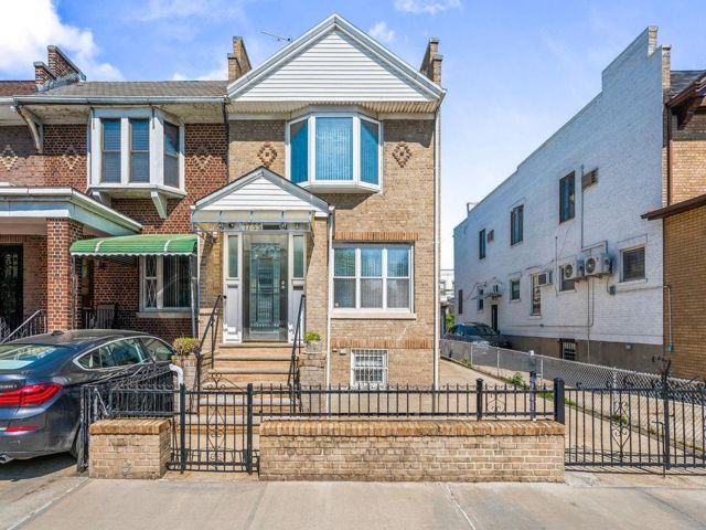  4 BR,  2.00 BTH &nbsp;Single family style home in Gravesend