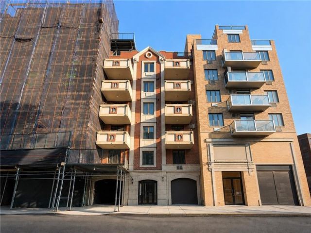  3 BR,  2.00 BTH &nbsp;Condominium style home in Sheepshead Bay
