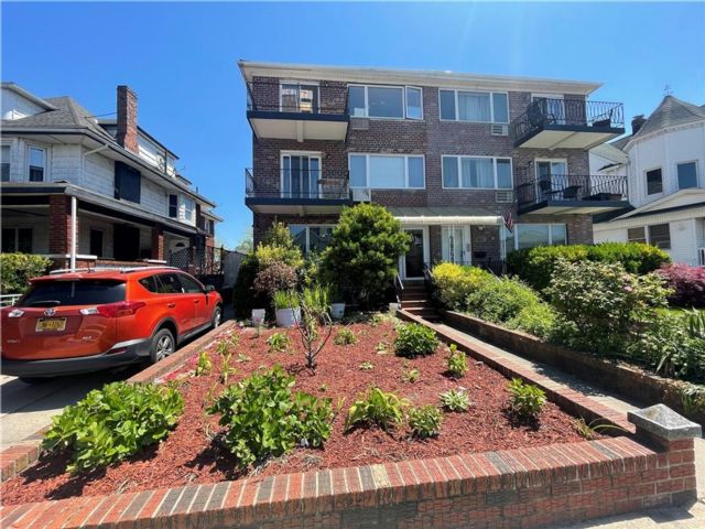  9 BR,  0.00 BTH &nbsp;Multi-family style home in Seagate