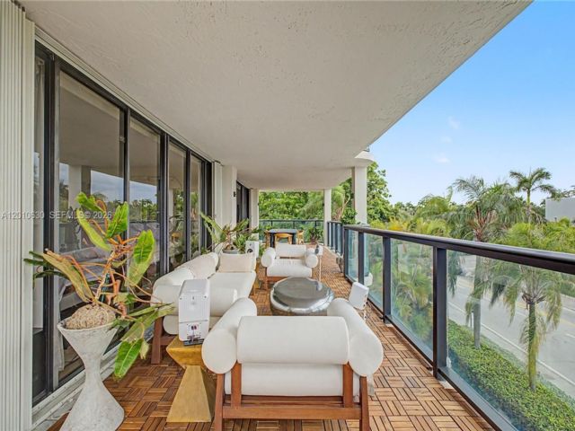  2 BR,  2.00 BTH &nbsp;Duplex style home in Miami