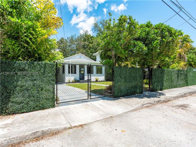  3 BR,  3.00 BTH &nbsp; style home in Miami