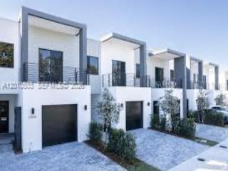  3 BR,  3.50 BTH &nbsp;Townhouse style home in Miami