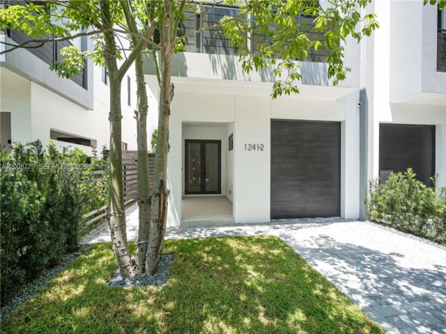  3 BR,  3.00 BTH &nbsp;Townhouse style home in Miami