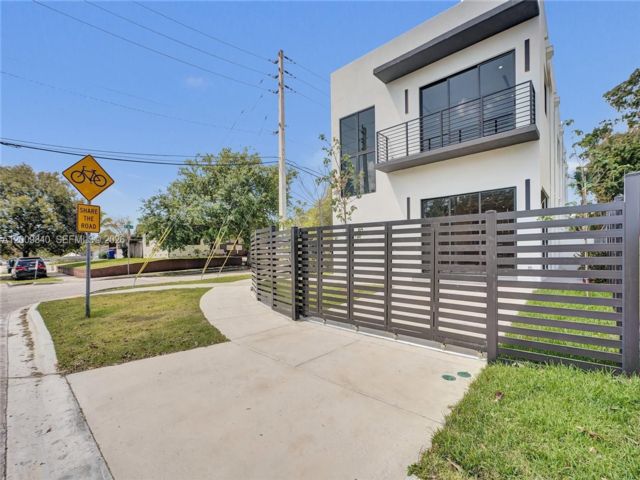  3 BR,  3.50 BTH &nbsp;Townhouse style home in Miami