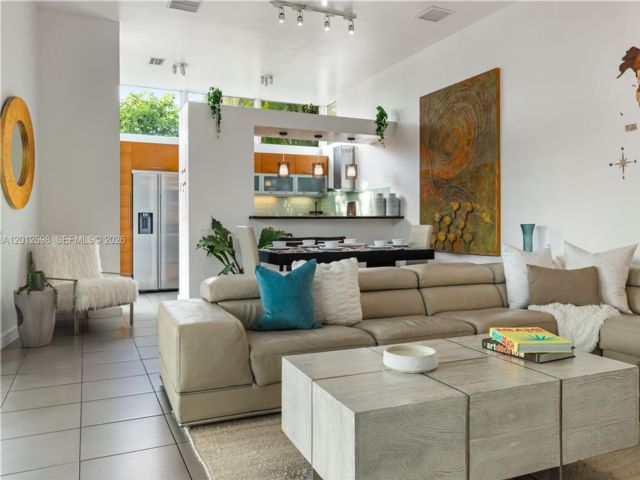 [PHOTO]