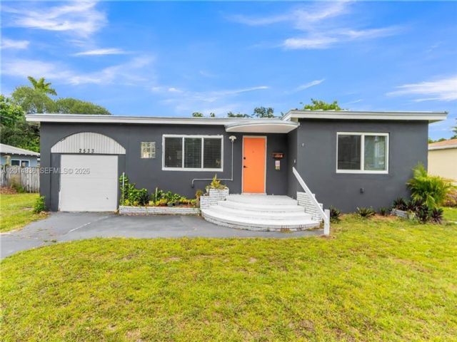  3 BR,  2.00 BTH &nbsp; style home in Hollywood