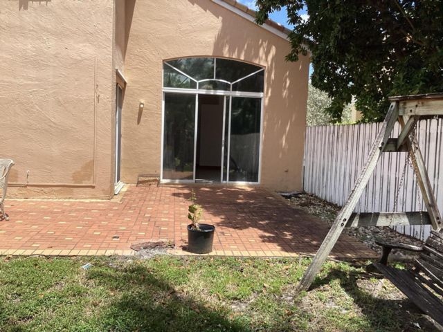  4 BR,  3.00 BTH &nbsp; style home in Hollywood