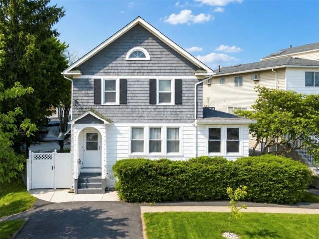  3 BR,  2.00 BTH &nbsp;Single family style home in Heartland Village