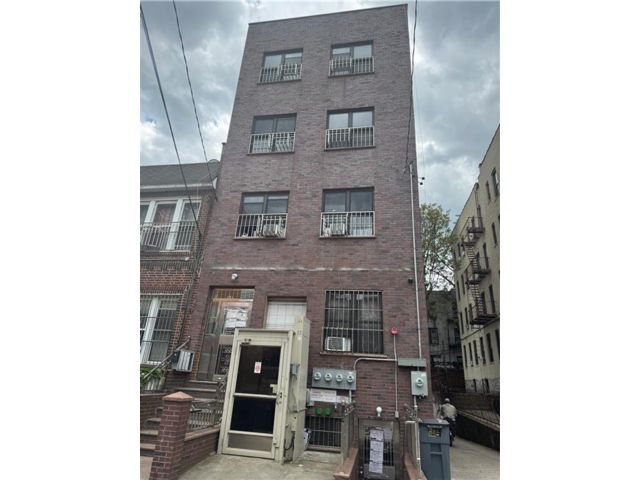 Studio,  4.00 BTH &nbsp;Multi-family style home in Sunset Park