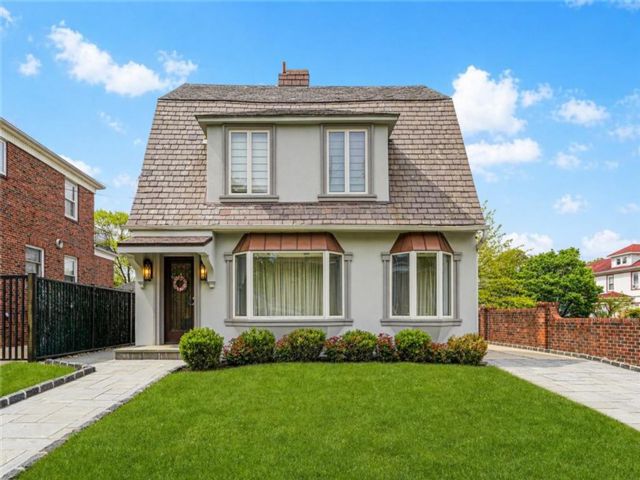  4 BR,  2.00 BTH &nbsp;Single family style home in Dongan Hills-above Hylan