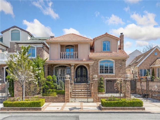  5 BR,  4.00 BTH &nbsp;Single family style home in Mill Basin