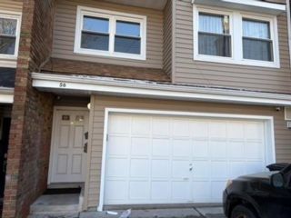  3 BR,  2.00 BTH &nbsp;Multi-family style home in Old Town