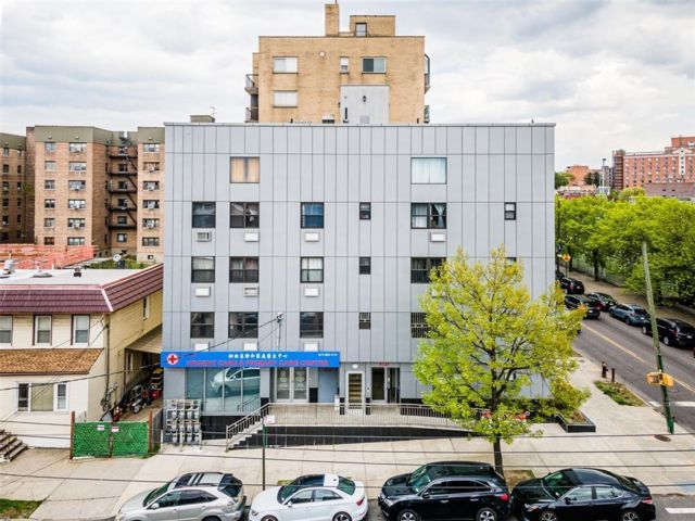  2 BR,  2.00 BTH &nbsp;Condominium style home in Flushing