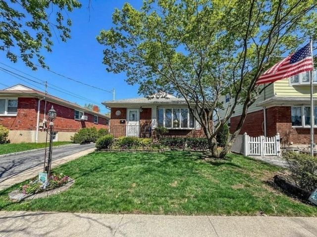  3 BR,  3.00 BTH &nbsp;Single family style home in New Dorp